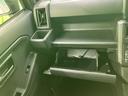 助手席前には小物を置けるスペースと収納部が備わり、車内の整理に活用できます。開いた状態で内部の広さも見渡しやすく、身近な持ち物を収める場所として便利です。