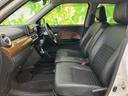 前席は運転席と助手席が並び、それぞれにヘッドレストを備えた落ち着きのある空間です。座面や背もたれの形状にも配慮され、前方の視界を確保しやすい配置です。