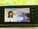 テレビ番組を映し出す画面を備えており、停車中に映像を視聴して過ごせます。操作部も画面の周囲にまとまり、必要なときに見たい内容を確認しやすい構成です。