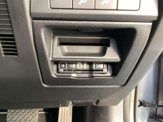 ＭＡＺＤＡ３ファストバック １．５　１５Ｓ　レトロスポーツエディション　アイドリングストップ　メモリーナビ　３６０度ビュー　アルミホイール　運転席パワーシート　ＥＴＣ　ＬＥＤヘッドライト　フルセグ　スマートシティブレーキサポート　パーキングセンサー　前席シートヒーター（9枚目）