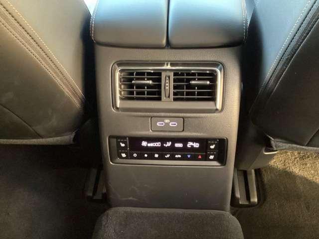 ＣＸ－８０ ３．３　ＸＤハイブリッド　エクスクルーシブ　スポーツ　ディー　ＸＤ　ＨＹＢＲＩＤ　Ｅｘｃｌｕｓｉｖｅ　Ｓｐｏｒｔｓ（６人）　レーダークルーズ　クリアランスソナー　パワーシート　３列シート　シートヒーター　オートマチックハイビーム　バックカメラ　４ＷＤ　革シート（16枚目）