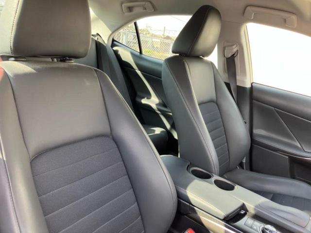 ＩＳ ＩＳ３００ｈ　新品タイヤ／純正　ＳＤナビ／シートヒーター　前席／シート　ハーフレザー／ヘッドランプ　ＬＥＤ／Ｂｌｕｅｔｏｏｔｈ接続／ＥＴＣ／ＥＢＤ付ＡＢＳ／横滑り防止装置／アイドリングストップ／バックモニター（4枚目）