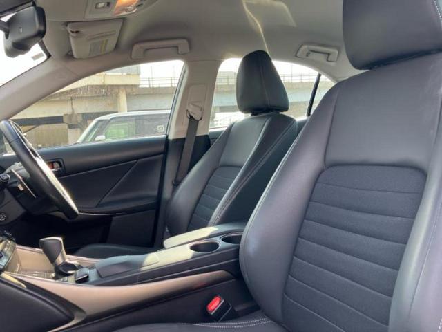 ＩＳ ＩＳ３００ｈ　新品タイヤ／純正　ＳＤナビ／シートヒーター　前席／シート　ハーフレザー／ヘッドランプ　ＬＥＤ／Ｂｌｕｅｔｏｏｔｈ接続／ＥＴＣ／ＥＢＤ付ＡＢＳ／横滑り防止装置／アイドリングストップ／バックモニター（6枚目）