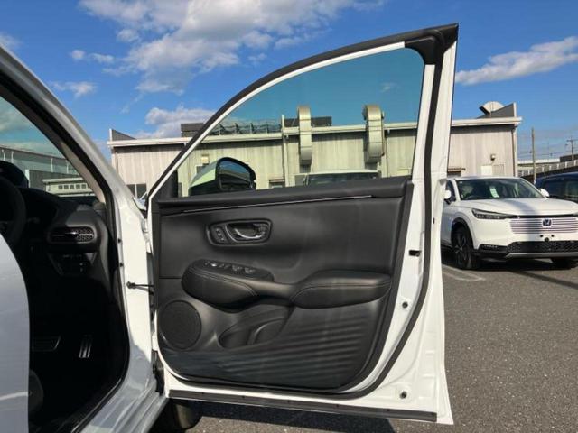 ＺＲ－Ｖ ｅＨＥＶ　Ｚ　保証書／ディスプレイオーディオ＋ナビ９インチ／ホンダセンシング／シートヒーター　前席／マルチビューカメラシステム／車線逸脱防止支援システム／シート　フルレザー／電動バックドア／登録済　革シート　禁煙車（20枚目）