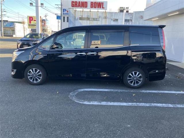 エスクァイア ハイブリッドＧｉプレミアムパッケージ　保証書／純正　９インチ　ＳＤナビ／フリップダウンモニター　純正　１２．１インチ／トヨタセーフティセンス／両側電動スライドドア／シートヒーター　前席／車線逸脱防止支援システム／シート　ハーフレザー（2枚目）