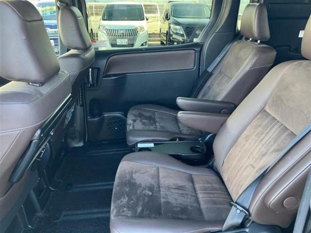 エスクァイア ハイブリッドＧｉプレミアムパッケージ　保証書／純正　９インチ　ＳＤナビ／フリップダウンモニター　純正　１２．１インチ／トヨタセーフティセンス／両側電動スライドドア／シートヒーター　前席／車線逸脱防止支援システム／シート　ハーフレザー（6枚目）