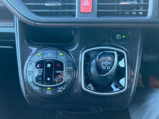 エスクァイア ハイブリッドＧｉプレミアムパッケージ　保証書／純正　９インチ　ＳＤナビ／フリップダウンモニター　純正　１２．１インチ／トヨタセーフティセンス／両側電動スライドドア／シートヒーター　前席／車線逸脱防止支援システム／シート　ハーフレザー（12枚目）