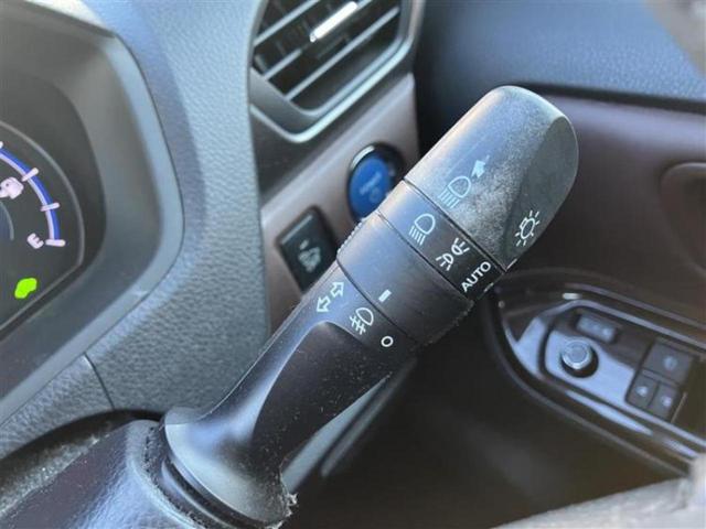 エスクァイア ハイブリッドＧｉプレミアムパッケージ　保証書／純正　９インチ　ＳＤナビ／フリップダウンモニター　純正　１２．１インチ／トヨタセーフティセンス／両側電動スライドドア／シートヒーター　前席／車線逸脱防止支援システム／シート　ハーフレザー（16枚目）