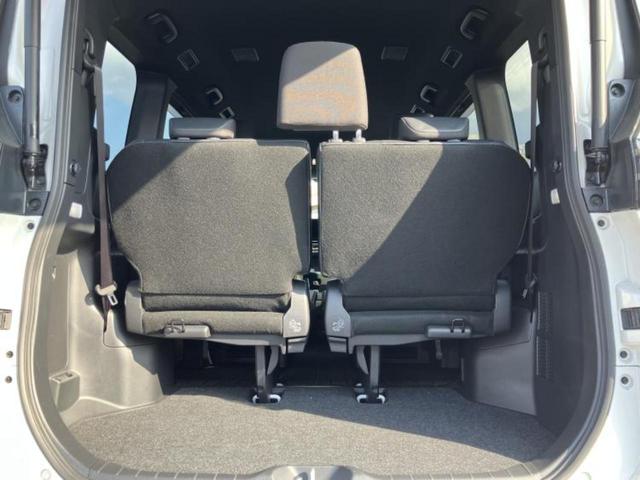 ヴォクシー ハイブリッドＳ－Ｚ　新品タイヤ／純正　１０インチ　ＳＤナビ／フリップダウンモニター　純正　１４インチ／衝突安全装置／両側電動スライドドア／シートヒーター　前席／パノラミックビューモニター／車線逸脱防止支援システム（8枚目）