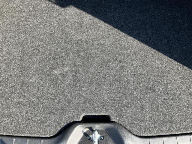 ヴォクシー ハイブリッドＳ－Ｚ　新品タイヤ／純正　１０インチ　ＳＤナビ／フリップダウンモニター　純正　１４インチ／衝突安全装置／両側電動スライドドア／シートヒーター　前席／パノラミックビューモニター／車線逸脱防止支援システム（24枚目）