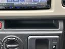 スマートフォンなどを置ける便利なスペースです。運転中でも安全に、ナビや音楽を操作できます。快適なドライブをサポートする機能です。