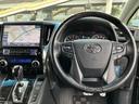 握りやすいステアリングは、運転操作をスムーズにします。オーディオや通話などの操作もステアリングから手軽に行えます。快適な運転をサポートします。