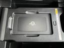 スマートフォンを置くだけで充電できるワイヤレスチャージャーを搭載。コードレスでスッキリとした車内空間を保てます。移動中の充電もスマートにこなせる便利さです。