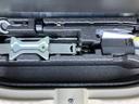 万が一のトラブルに備えて、スペアタイヤや工具がしっかり収納されています。荷崩れを防ぐ仕切りも備わっており、安全性を高めています。