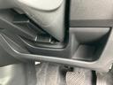 足元は広々としていて、ゆったりと運転に集中できます。ペダル操作もスムーズに行える設計です。