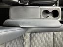 ゆったりと肘を置けるアームレスト。長距離運転でも疲れを軽減し、リラックスした移動をサポートします。小物を置けるスペースも確保されており便利です。