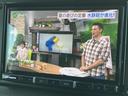停車中にテレビや映像コンテンツを楽しめるTV画面。休憩時間などにリラックスするのに最適です。後部座席の方にもおすすめです。