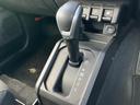 スムーズなシフトチェンジを可能にするシフトレバー。運転の楽しさを高め、快適なドライブをサポートします。