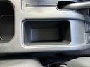 小物を置けるスペースがあると便利ですよね。スマートフォンや小銭などをスマートに収納できます。