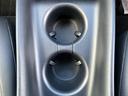 運転席と助手席それぞれに設けられたカップホルダーは、スムーズなカーライフをサポート。様々なサイズのボトルに対応します。