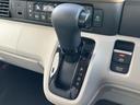 スムーズなシフトチェンジを実現するシフトレバー。操作感も良く、運転の楽しさを高めます。ECONモード付きで、燃費向上にも貢献します。