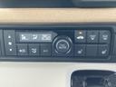 快適な車内空間を保つエアコン操作部。温度設定や風量調整が簡単に行えます。オート機能で、常に最適な温度を維持してくれます。