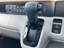 スムーズなシフトチェンジを可能にするシフトレバー。操作感も良く、運転の楽しさを高めます。確実な操作感で、快適なドライブをサポートします。