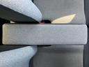 ゆったりと肘を置けるアームレストは、長距離運転の疲れを軽減。小物などを収納できるスペースもあり、実用性も兼ね備えています。