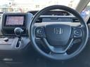 握りやすい形状で、運転操作をスムーズに行えます。オーディオやハンズフリー通話など、便利な機能も操作可能です。快適なドライビングをサポート。