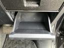 シート下には収納スペースがあり、荷物を整理できます。長距離ドライブの必需品や、普段使いのアイテムを収納して、車内をすっきりと保てます。