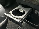 ドリンクホルダーは、運転中でも簡単にアクセスできる位置にあります。様々なサイズのボトルに対応し、ドライブ中の水分補給をサポートします。
