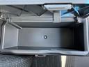 小物を収納できるスペースがあり、車内を整理整頓できます。運転中に必要なものを手元に置いておけるので便利です。
