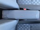 肘掛けとしても使えるアームレストは、長距離運転時の疲労を軽減。小物収納スペースとしても活用でき、車内を整理整頓できます。