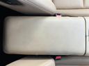 肘掛け部分に設けられた収納スペース。スマートフォンや小物を手軽に収納でき、車内を整理整頓できます。