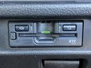 ETC車載器を備えており、ETCカードを利用した料金所の通過に役立ちます。一般レーンでの支払いの手間を減らしたい方や、高速道路を利用する機会のある方に便利な装備です。