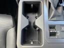 ドリンクホルダーは、運転中や休憩中の必需品をスマートに収納。ゆとりのあるスペースで、快適なドライブをサポートします。使い勝手の良い工夫が凝らされています。
