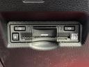 ＥＴＣ車載器を備えており、対応する料金所ではＥＴＣカードを利用して通過できます。現金の受け渡しをせずに料金所を利用できるため、高速道路や有料道路を使う機会の多い方にも便利な装備です。