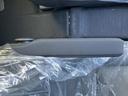 腕を預けられるアームレストが備わり、車内でくつろぐ際にも便利です。座ったまま自然に使える位置にあり、同乗者にも落ち着いて過ごせる空間を演出します。