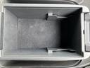 深さのある収納スペースを備え、車内で使う小物をまとめて収めるのに便利です。中の仕切りで品物を分けて整理しやすく、必要なものを手元に置いておけます。