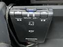 ETC車載器を備えており、ETCカードを利用した料金所の通過に役立ちます。履歴や音量などの表示・ボタンもあり、利用状況を確認しやすい構成です。高速道路を利用するお出かけの際にも便利です。