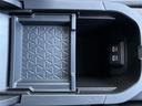 小物を分けて収めやすい仕切り付きの収納スペースを備え、車内で使う品の置き場所をまとめられます。手が届きやすい位置で、乗車中も必要な物を確認しやすい造りです。