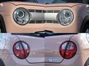 丸型のヘッドライトはフロントグリルと調和し、印象的で洗練された表情を演出します。後方には丸型テールランプを配し、前後で統一感のあるデザインに仕上がっています。車両全体の個性を引き立てるポイントです。