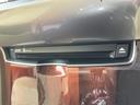木目調のパネルに横長のスロットとボタンが収まり、周囲のパーツと一体感のある配置です。中央部にまとめられており、すっきりとした印象のインパネまわりです。