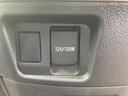 車内で電源を使いたいときに活用できるコンセントを備えています。位置が分かりやすく、ドライブ中に対応する機器を使う場面にも役立つ、日常の利便性を高める装備です。