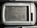 センターコンソールには、ふた付きの収納スペースを配置。身近な小物をまとめて置きやすく、車内の整理に役立ちます。運転席からも手が届きやすい位置に備わっています。