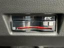 ETC車載器を備えており、対応する有料道路の料金所をスムーズに通過する際に便利です。遠出や通勤など、高速道路を利用する機会のある方にうれしい装備です。