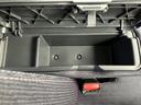 アームレストを開くと、内部に小物を収納できるスペースがあります。車内で使う品をまとめておきたいときに便利で、必要なものを手元に置きながら車内をすっきり保てます。