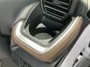 手の届きやすい位置にドリンクホルダーが設けられ、運転中や休憩時の飲み物置きに便利です。周囲にはトレー状のスペースもあり、小物をまとめて置ける使い勝手のよい配置です。