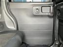 控えめな色合いと横方向のラインが車内に統一感をもたらします。座席から見える内張りもすっきりとまとまり、同乗時に自然な印象です。◆画像認識AIによる推定であり実際と異なる場合があります。