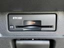 ETC2.0車載器を備えており、対応する料金所ではETCを利用した通過が可能です。高速道路の利用時に料金の支払いをスムーズに行える、便利な装備です。